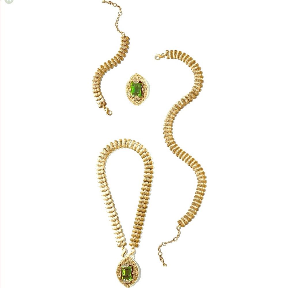 CAbi Heirloom Necklace NWOT